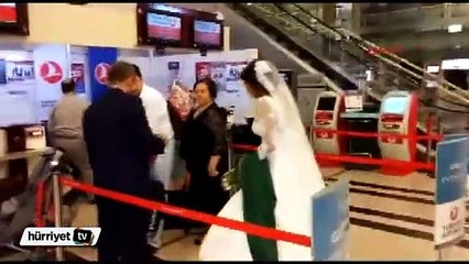 Gelinlikle ve damatlıkla uçağa binip düğünlerine gittiler