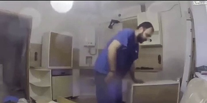 Ce plombier va faire une grosse bêtise et inonder la maison