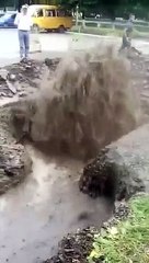 Regardez ce qui se cache dans cette fuite d'eau géante...