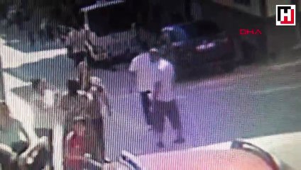 Apartman önünde oyun oynayan çocuğa ve ailesine dayak