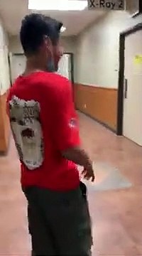 Il a avalé un jouet pour chien et couine quand il rigole