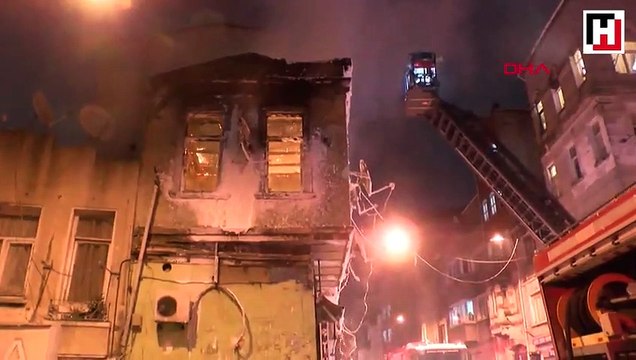 İki katlı ahşap bina alev alev yandı