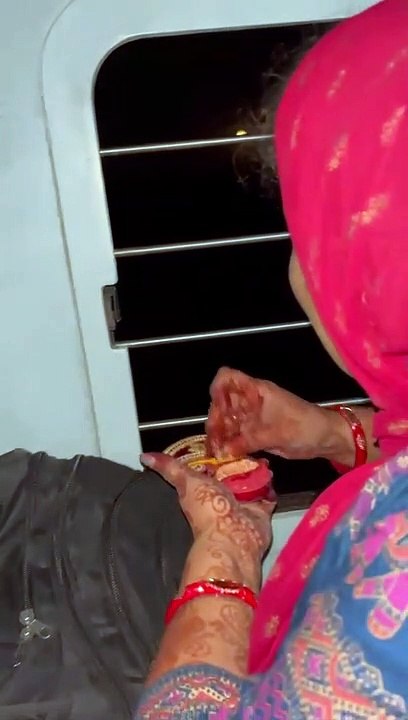 Exclusive Video : चलती ट्रेन में चांद का दीदार कर तोड़ा करवा चौथ का व्रत