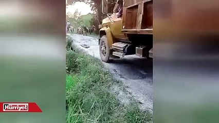 Kamyonu kaldıramayan ahşap köprü böyle çöktü