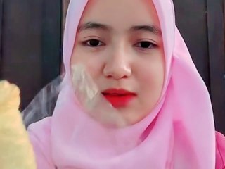 hijabers cantik makan gorengan pedas