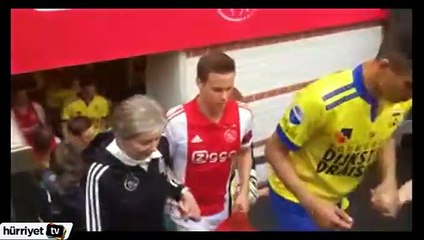 Futbolcular seremoniye anneleriyle çıktı