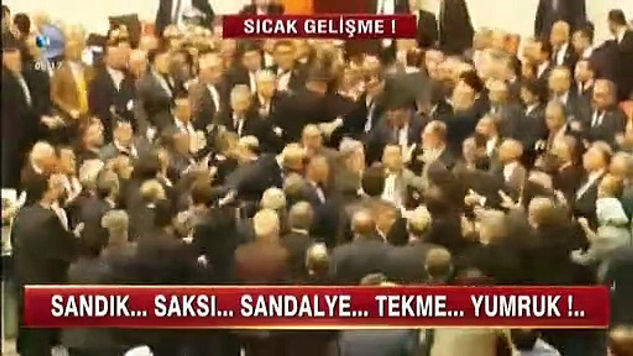 Meclis'te kavga çıktı! Saksılar, sandalyeler havada uçuştu.