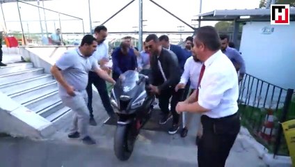 Sofuoğlu'nun motosikletini 10 kişi zor taşıdı, renkli görüntüler ortaya çıktı