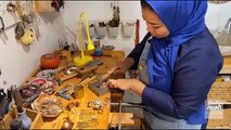 آيات ضاحي صائغة معادن تعشق الفنون والمشغولات اليدوية صنعت الكثير من القطع الفنية من ورشتها الواقعة بـ جدة_التاريخية - - عبر - @Hisham_Khayyat
