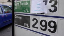 Même à 2,99 euros le litre, la station essence la plus chère de Paris ne désemplit pas