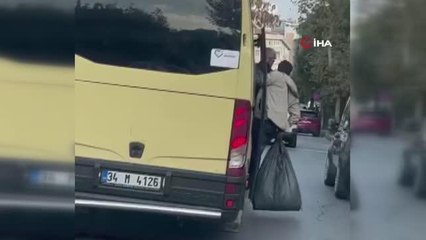 İstanbul'da şoke eden görüntü... Dolmuştan poşetle sarkarak böyle yolculuk etti