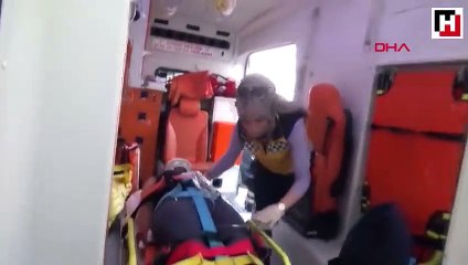 Eşi boğazından bıçakladı, balkondan atlayıp yardım istedi