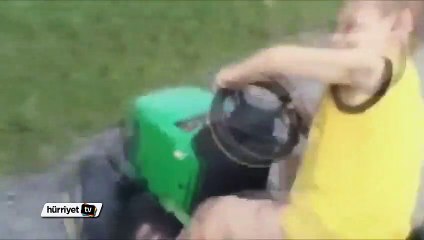 Küçük çocuktan oyuncak arabalı Thug Life!