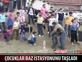 ÇOCUKLAR BAZ İSTASYONUNU TAŞLADI