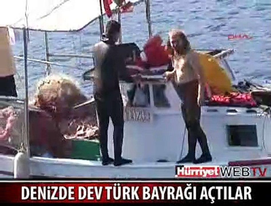 DENİZDE DEV TÜRK BAYRAĞI AÇTILAR