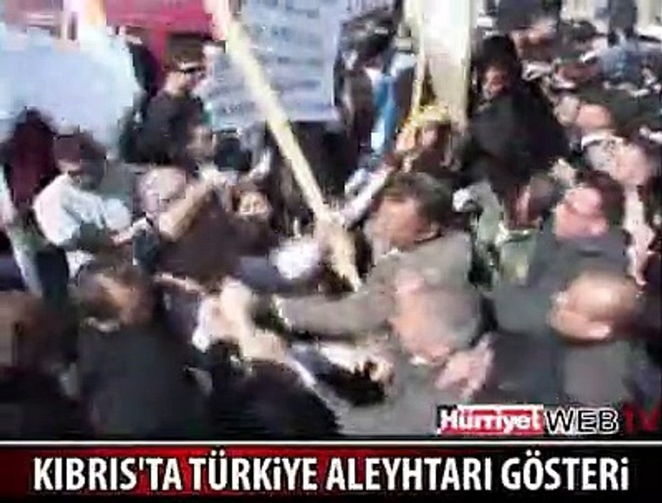 KIBRIS'TA OLAYLI MİTİNG