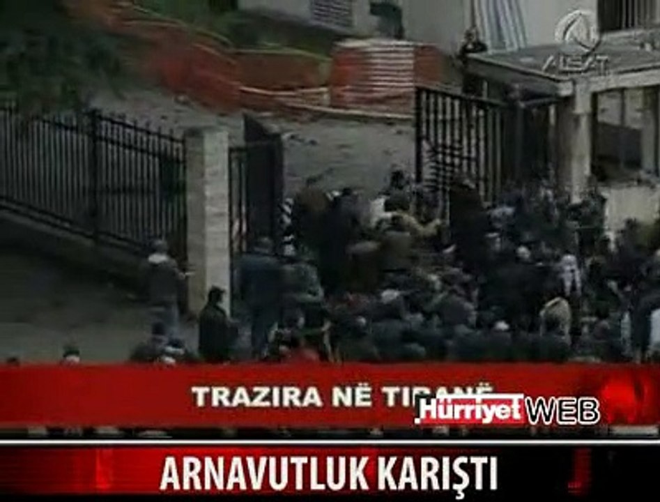 TİRAN'DA HER YERİ YAKIP YIKIYORLAR