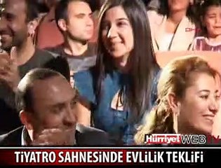 TİYATRO SAHNESİNDE EVLENME TEKLİFİ