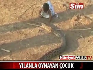 YILANLA OYNAYAN ÇOCUK