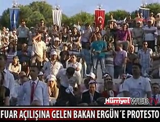 FUAR AÇILIŞINDA BAKAN ERGÜN'E PROTESTO