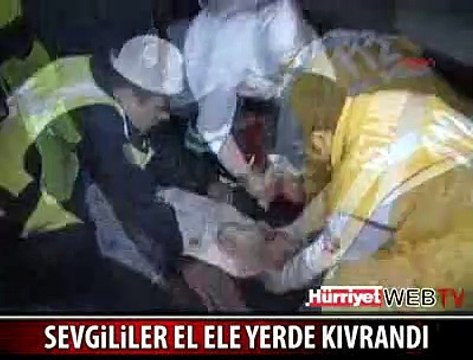 SEVGİLİLER EL ELE AMBULANS BEKLEDİ