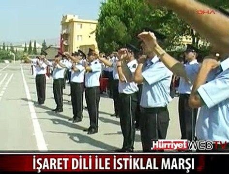 İSTİKLAL MARŞI'NI İŞARET DİLİ İLE OKUDU
