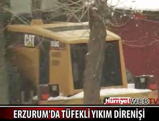 ELİNDE TÜFEKLE DİRENDİ