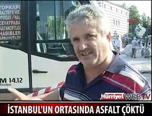 YOL ÇÖKTÜ MİNİBÜS MAHSUR KALDI