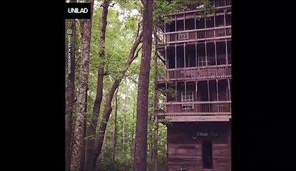Découverte d'une maison immense perdue en pleine foret
