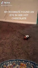 Elle pense avoir trouvé un oeil dans son chocolat chaud... miam miam