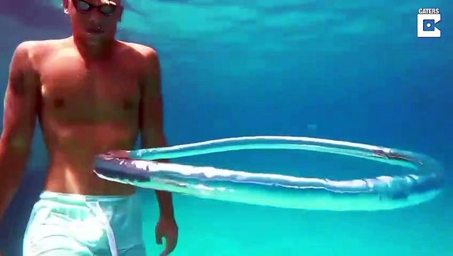 Une petite méduse se retrouve coincée dans une bulle d'eau... manège gratuit