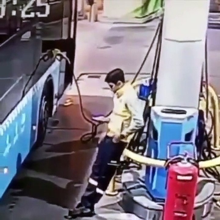 Les risques de téléphoner à coté d'une pompe à essence... honte du jour