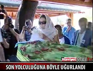 GELİNLİĞİYLE UĞURLADILAR