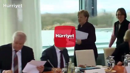 Almanya İçişleri Bakanı, koronavirüs nedeniyle Merkel’in elini sıkmadı
