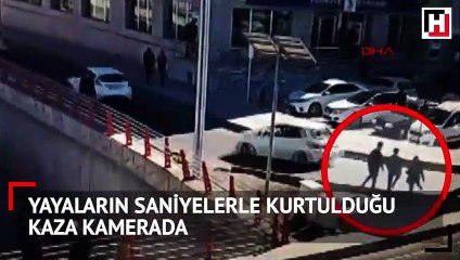 Otomobilin alt yola düşmesi kamerada! Yayalar saniyelerle kurtuldu