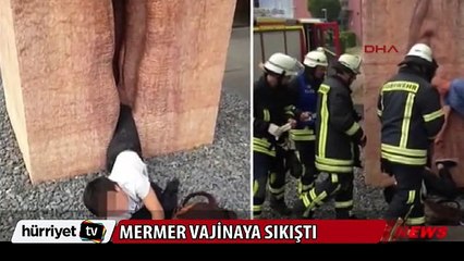 Girdiği dev vajina heykelinden çıkamadı