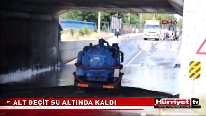 SU BORUSU PATLADI, ALT GEÇİT SU ALTINDA KALDI