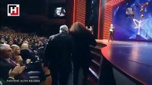 Eşref Kolçak Harun Kolçak'ın ödülünü teslim aldı | Pantene Altın Kelebek Ödül Töreni