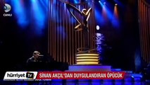 Altın Kelebek'te Sinan Akçıl'dan duygulandıran öpücük