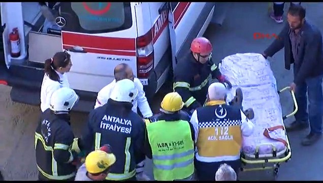 Antalya'nın Kepez İlçesi'nde alt geçit inşaatı çalışmaları sırasında iskele çöktü