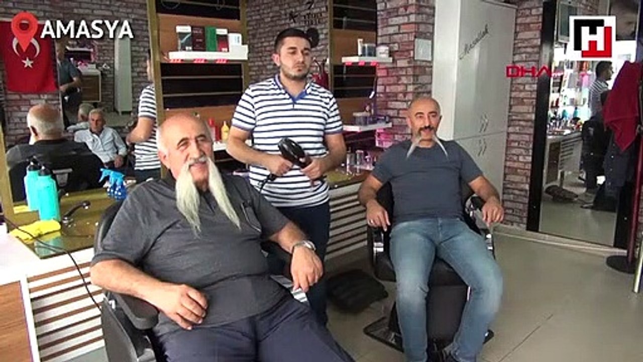 Baba ve oğlu ilçede bıyıklarıyla tanınıyor
