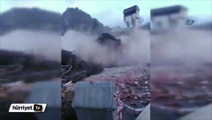 İş makinesinin çöken binanın altında kalma anı kamerada