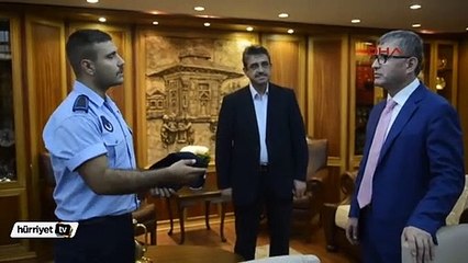 Soyguncu yakalayan zabıta memuru bir kese altınla ödüllendirildi