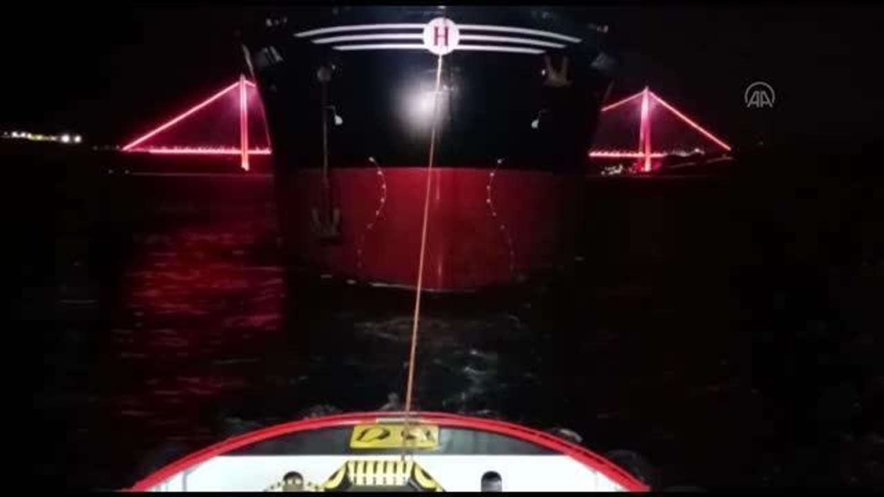 İstanbul Boğazı'nda gemi trafiği, arızalanan gemi dolayısıyla askıya alındı (2)