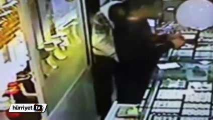 Patronunun gözü önünde altınları çaldı
