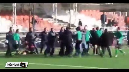 Oyundan Atılan Futbolcu, Hakemi Yumrukladı