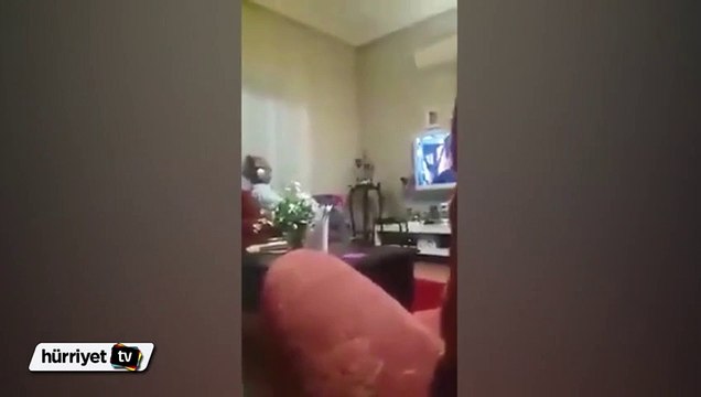 Dizi izlerken kendinden geçen amca