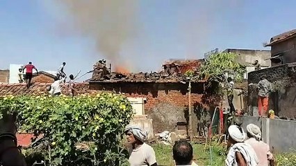 धधका मकान, आग बुझाने को युवाओं ने लगाई जान की बाजी