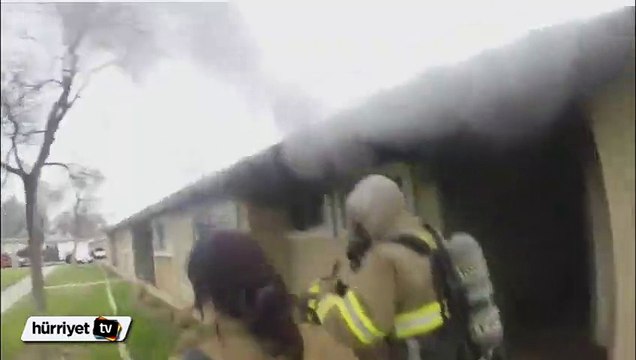 Kahraman itfaiyeciler 3 çocuğu alevlerin arasından aldı.
