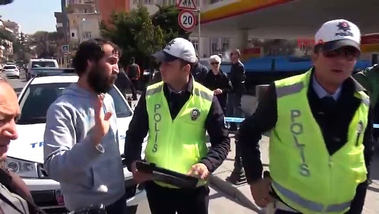Kadıköy'de halk otobüsü ile ambulans çarpıştı